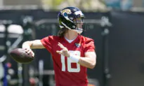 Lawrence Says Tebow Is ‘A Guy You Want to Be Around’