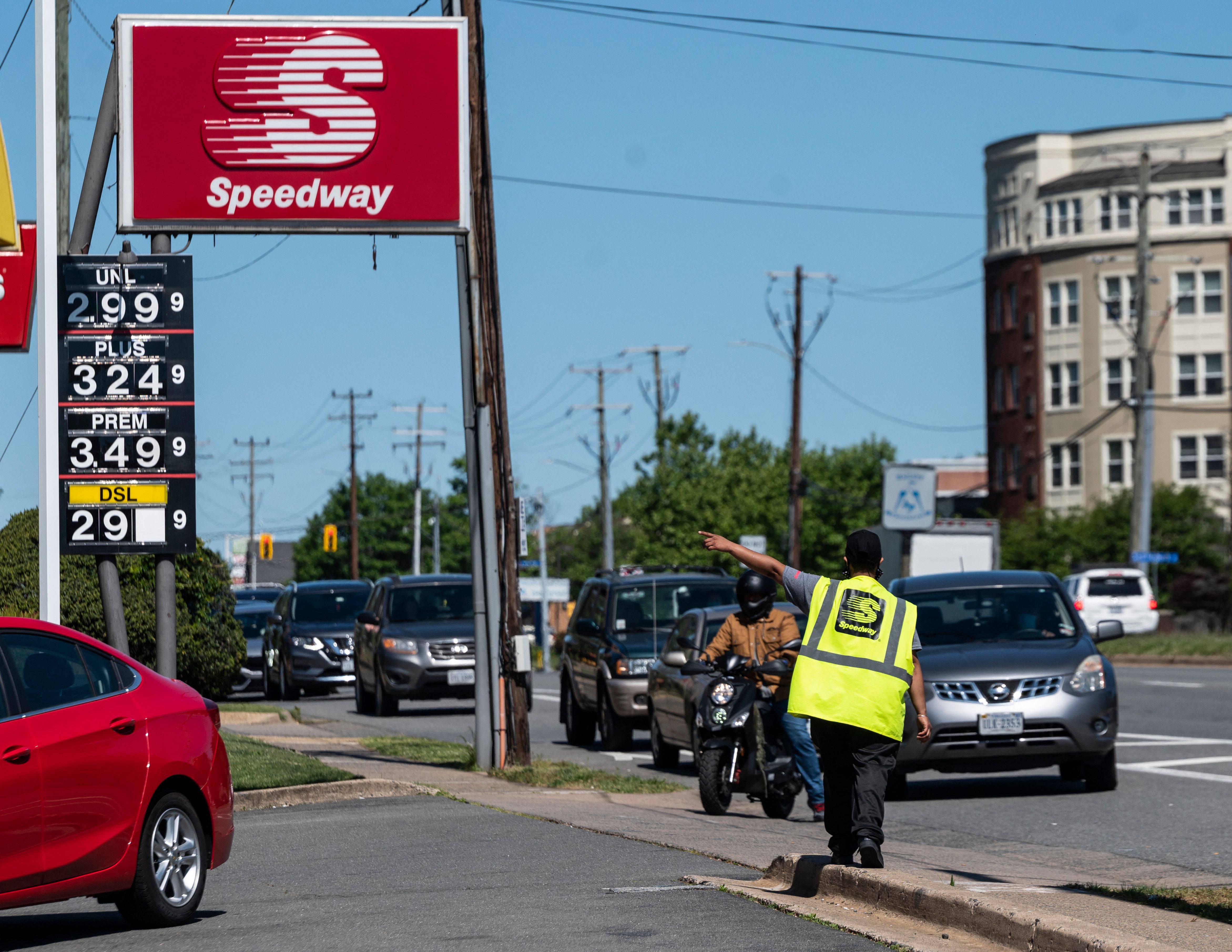 US Drivers to Get Hit by Soaring Pump Prices Over Memorial Day Holiday - Vimarsana News