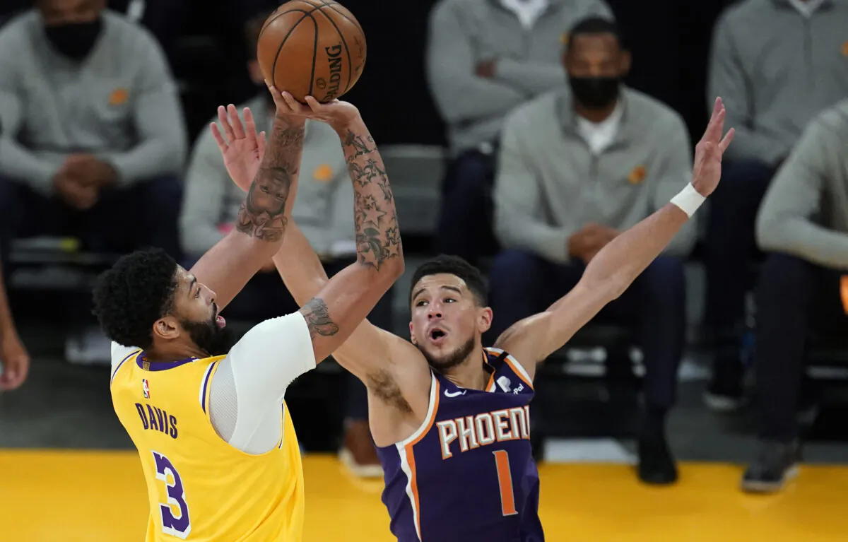 Los Angeles Lakers forward Anthony Davis (3) shoots over Phoenix Suns guard Devin Booker (1) during the first half in Game 3 of an NBA basketball first-round playoff series in Los Angeles, Calif., on May 27, 2021. (Marcio Jose Sanchez/AP Photo)