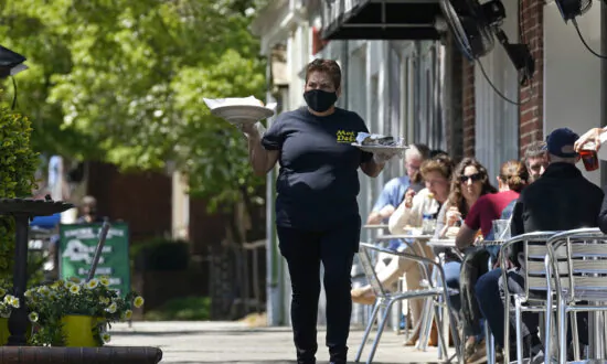 US Consumers Boosted Their Spending by 0.5 Percent in April