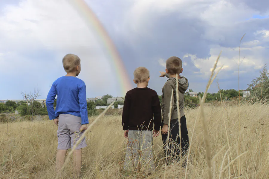 Children’s hearts rejoice at the beauty of nature. (Valentinka.ph/Shutterstock)
