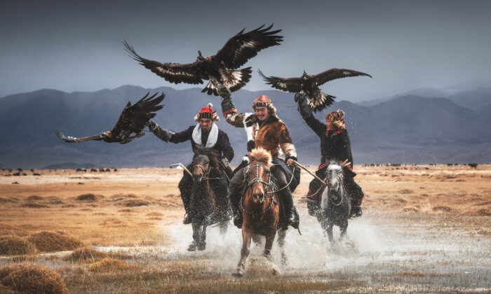 Photos: The Profound Bond Between Mongolia’s Last Eagle Keepers and ...