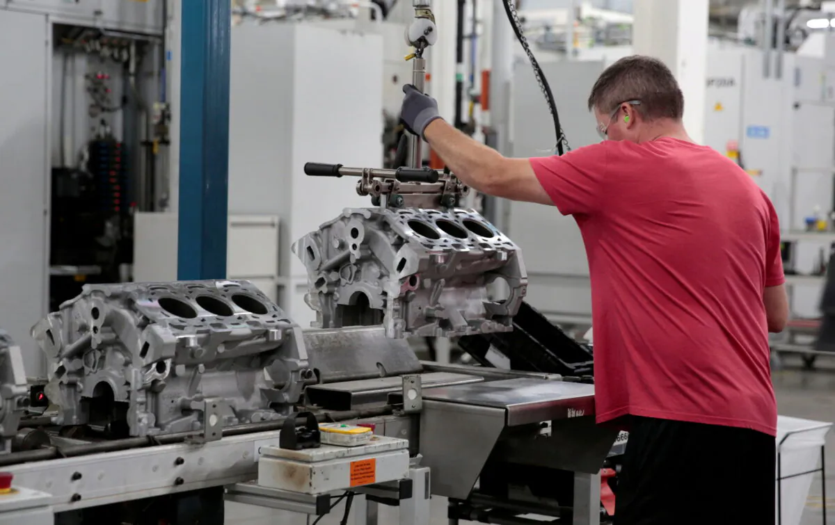 A General Motors assembly worker loads engine block castings on to the assembly line at the GM Romulus Powertrain plant in Romulus, Mich., on Aug. 21, 2019. (Rebecca Cook/File Photo/Reuters)