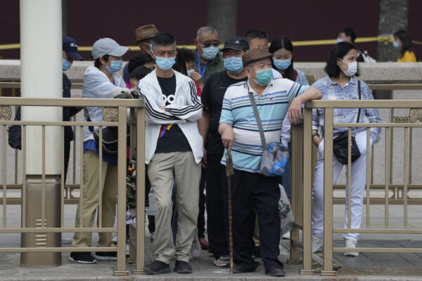 visitors-wait-in-tiananmen-sq