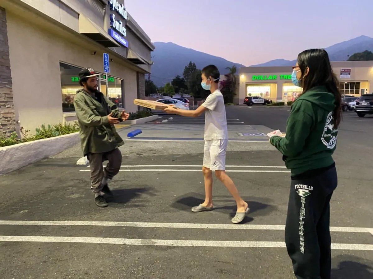 A homeless man (Left) received a pizza from a resident in Arcadia, Calif. on June 3, 2021. (
Courtesy of Michelle Wu）