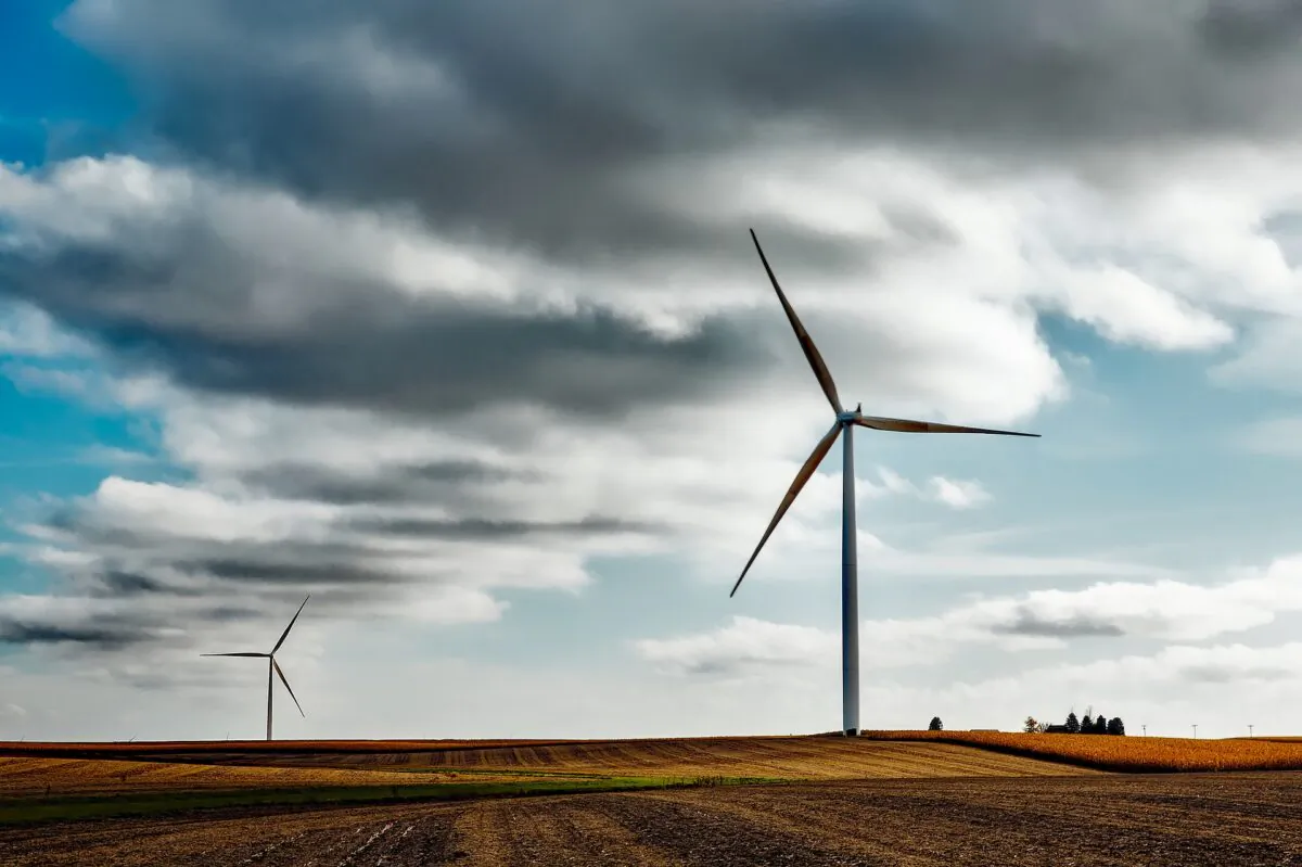 Wind turbines over farmland. (Pixabay)