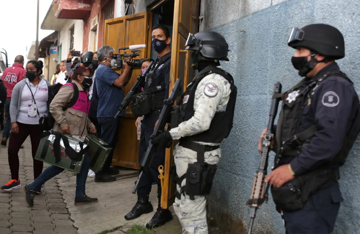 Police officers and members of the National Guard as seen in Mexico, in a June 5, 2021 photo. (Alan Ortega/Reuters)