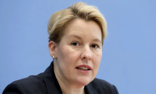 German Ex-minister, Mayor Contender Stripped of Doctorate