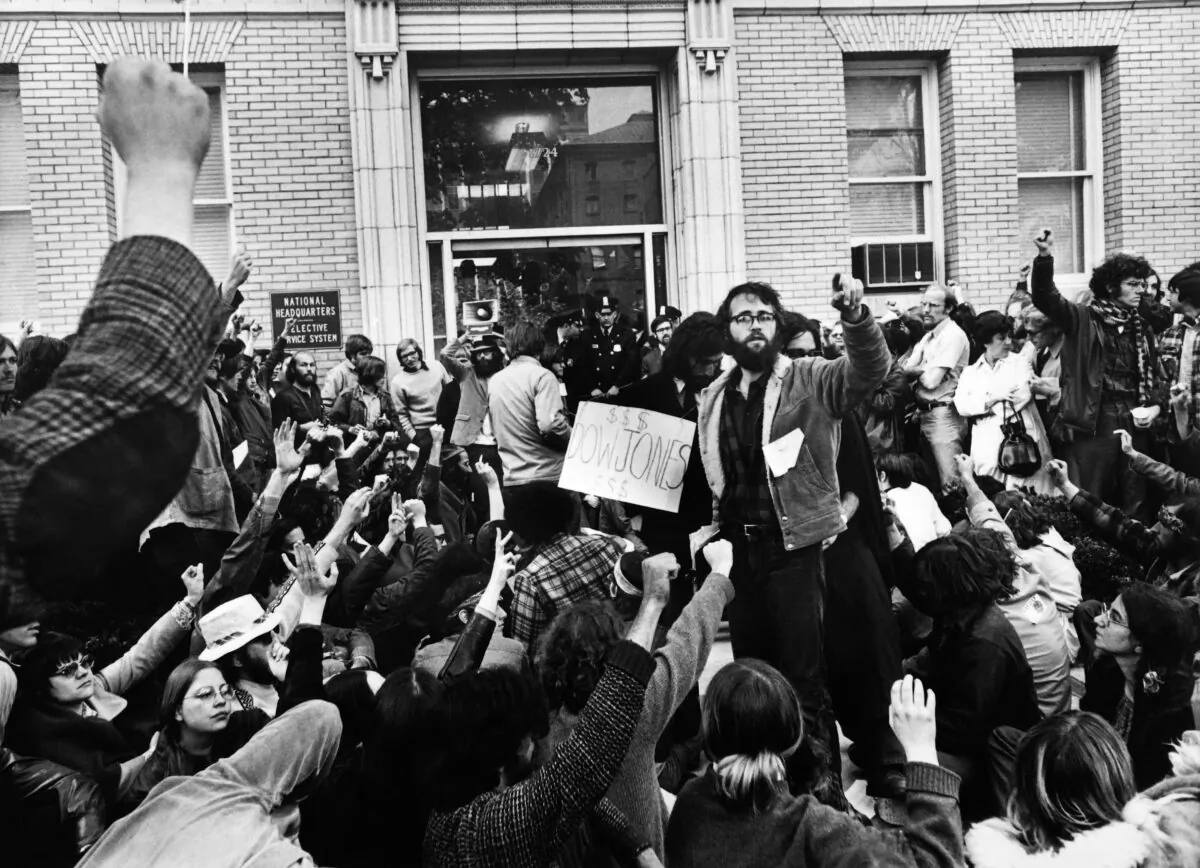 Protestors against the United States' participation in the Vietnam War block the offices and employees of the American conscription headquarters in Washington on May 3, 1971. (AFP via Getty Images)