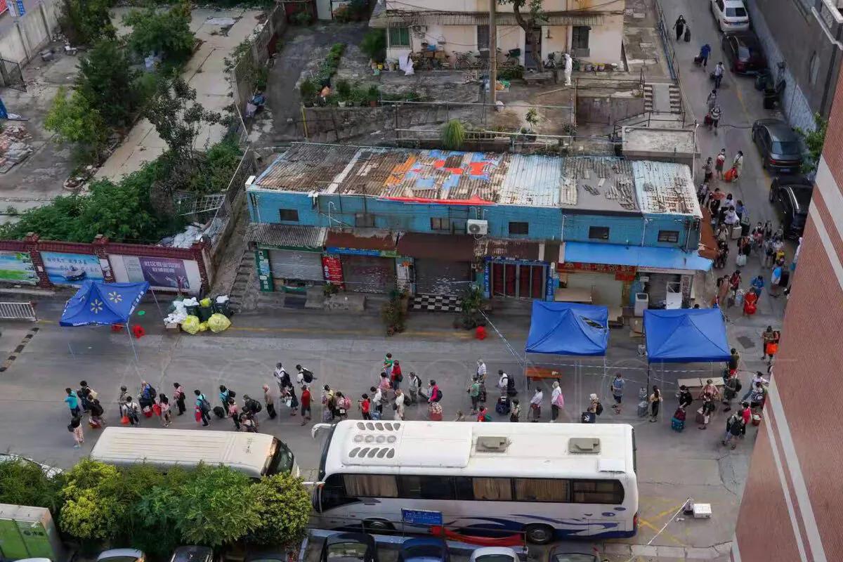 Heyuan residents in 12 buildings were forced to move to a hotel for centralized quarantine in Liwan district, Guangzhou, on the night of June 7. (Provided to The Epoch Times)