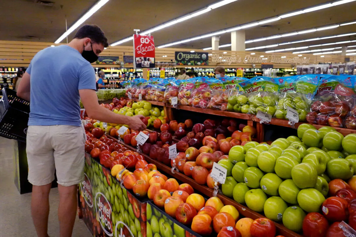 Customers shop for produce at a supermarket in Chicago, Ill., on June 10, 2021. (Scott Olson/Getty Images)