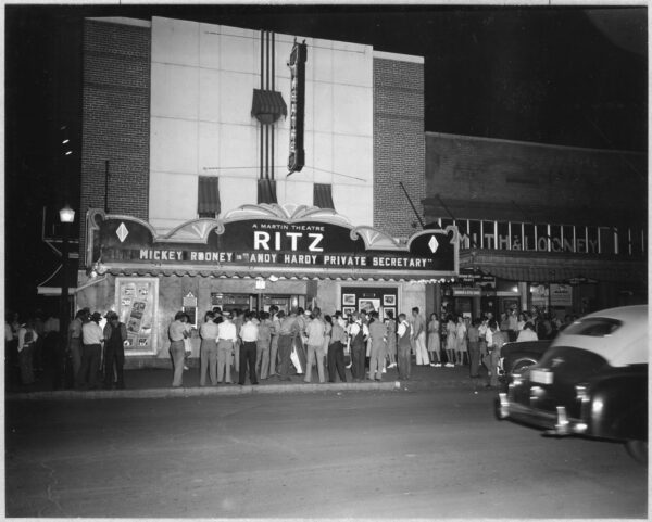 Coosa_Valley,_Alabama._New_workers_crowd_theatre_at_midnight_show_(in)_Sylacauga._-_NARA_-_522644