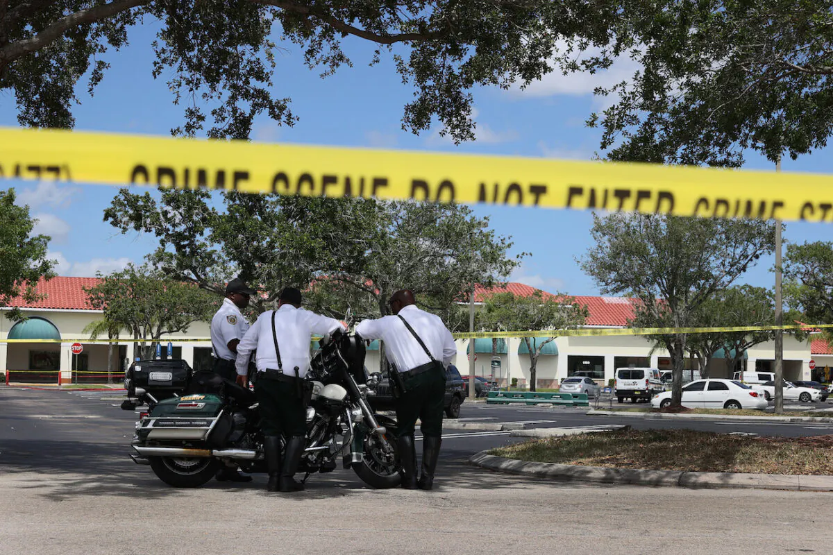 Palm Beach County Sheriff’s officers stand outside of a Publix supermarket in Royal Palm Beach, Florida, on June 10, 2021. (Joe Raedle/Getty Images)