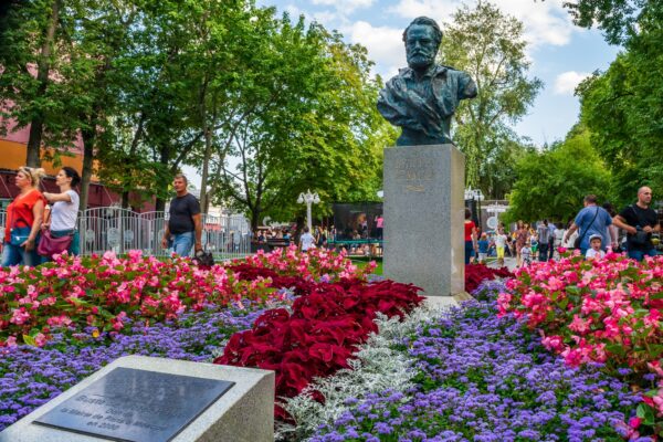 bust of Victor Hugo in Russia_