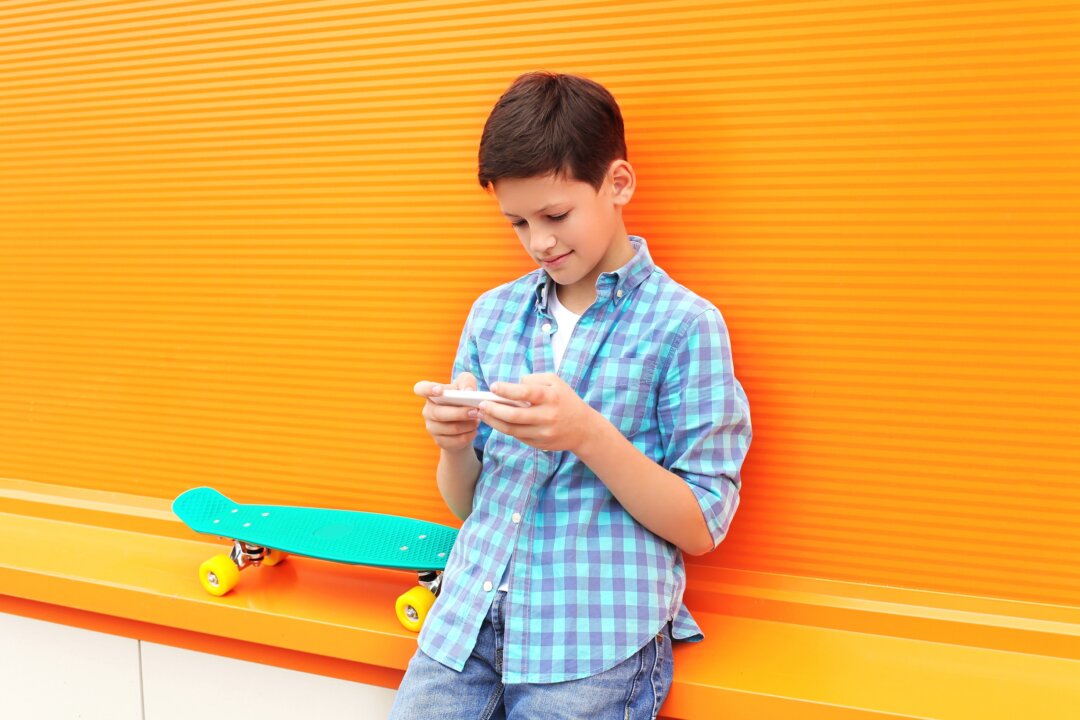 Parents wondering the best
age to give their children a
smartphone may be asking
the wrong question. (Rohappy/Shutterstock)