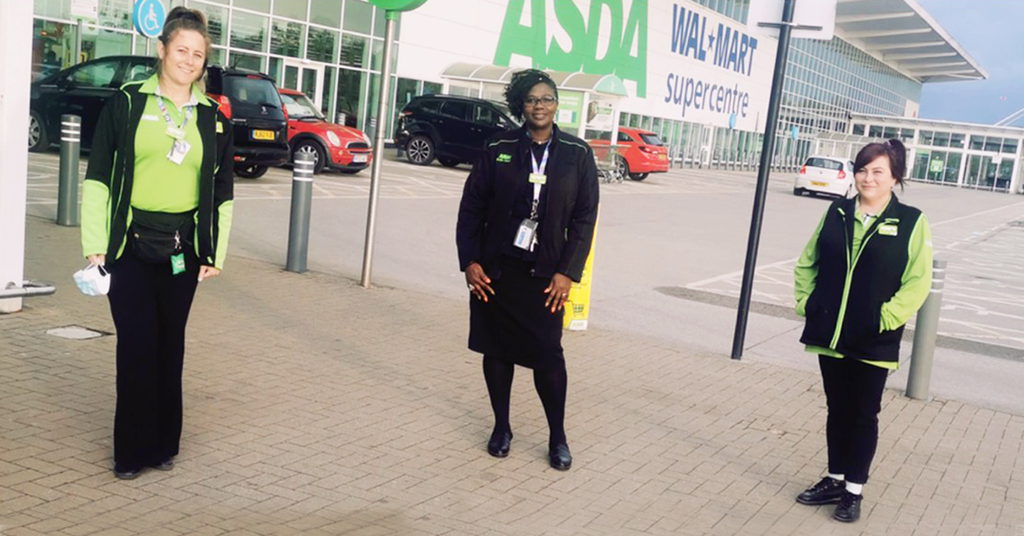 staff-at-an-asda-store-give-girl-10-a-gift-card-after-she-lost