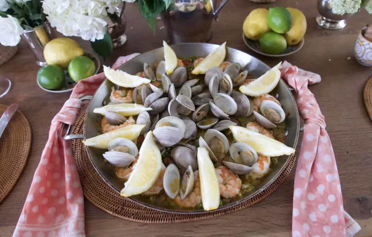 Paella is the perfect dish to feed a crowd. (Victoria de la Maza)
