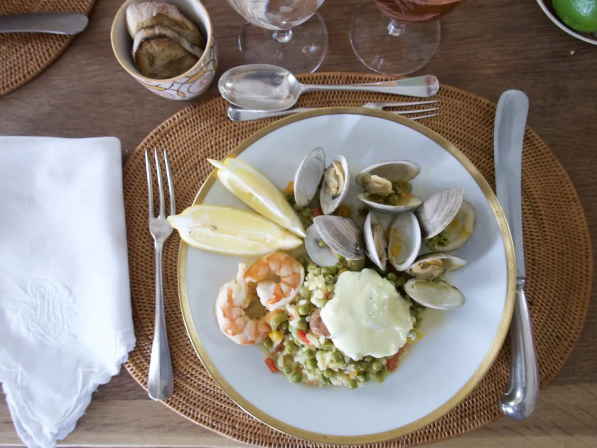 Serve with lemon wedges and mounds of alioli. (Victoria de la Maza)