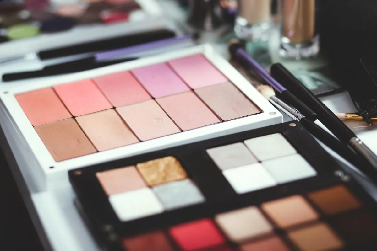 Eyeshadow products. (Freestocks/Unsplash)