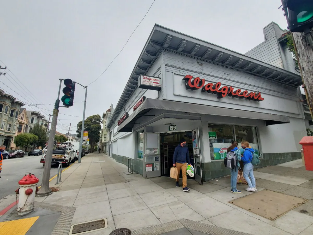 A Walgreens is still open on May 19, 2021 in San Francisco. (Jason Blair/The Epoch Times)