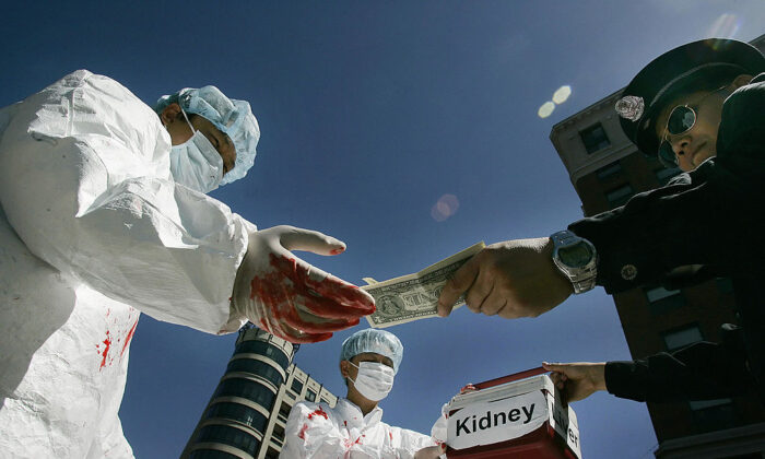 Falun Gong practitioners re-enact illegal payment for human organs in Washington on April 19, 2016. (Jim Watson/AFP via Getty Images)