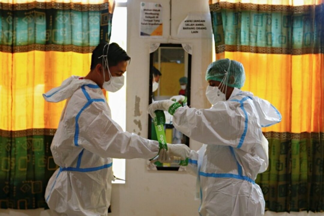 Hundreds of Vaccinated Indonesian Health Workers Get COVID-19, Dozens in Hospital