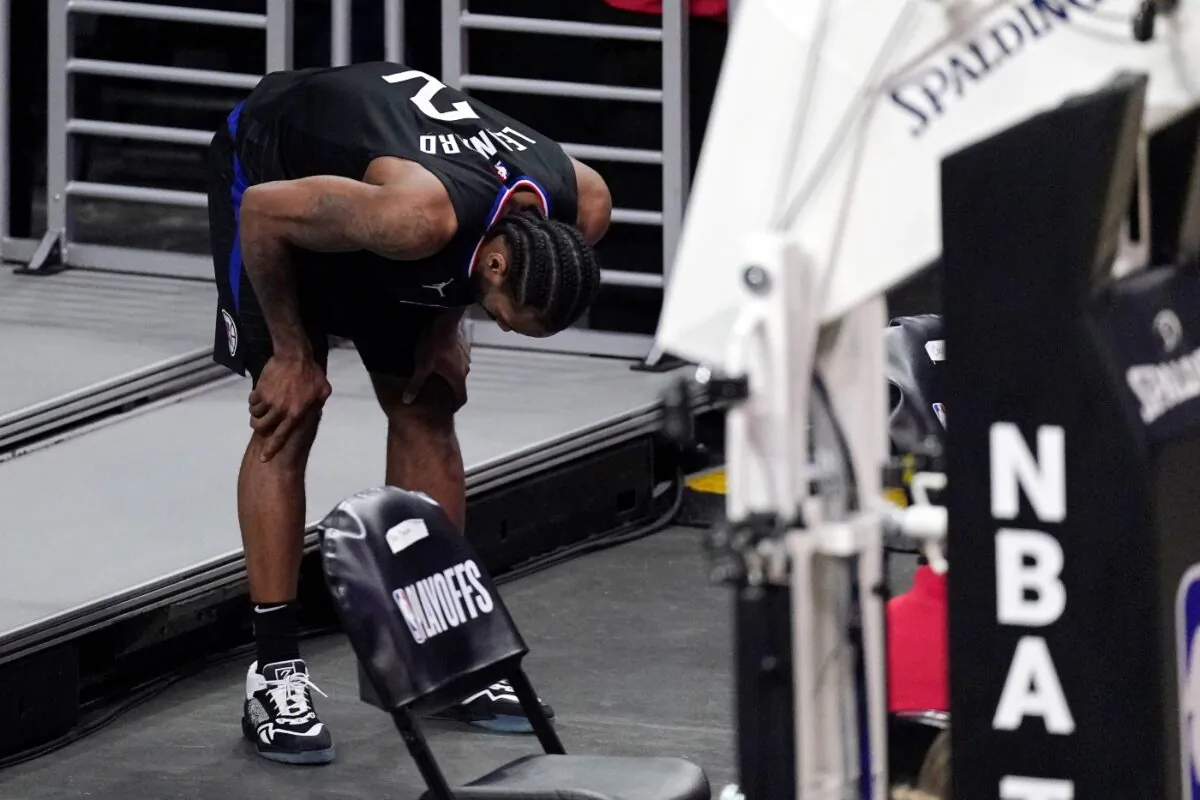 Los Angeles Clippers forward Kawhi Leonard holds his knee after stepping awkwardly during the second half in Game 4 of a second-round NBA basketball playoff series against the Utah Jazz , in Los Angeles, Calif., on June 14, 2021. (Mark J. Terrill/AP Photo)
