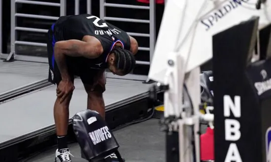 Kawhi Leonard Sits out Clippers’ Victory With Sprained Knee