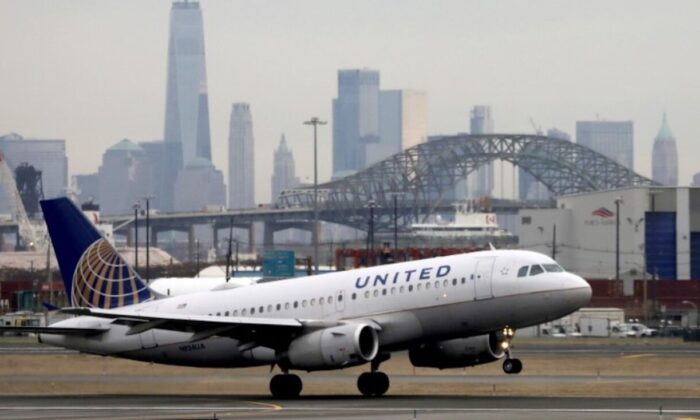 A United Airlines passenger jet takes off at Newark Liberty International Airport, N.J., on Dec. 6, 2019. (Chris Helgren/Reuters)