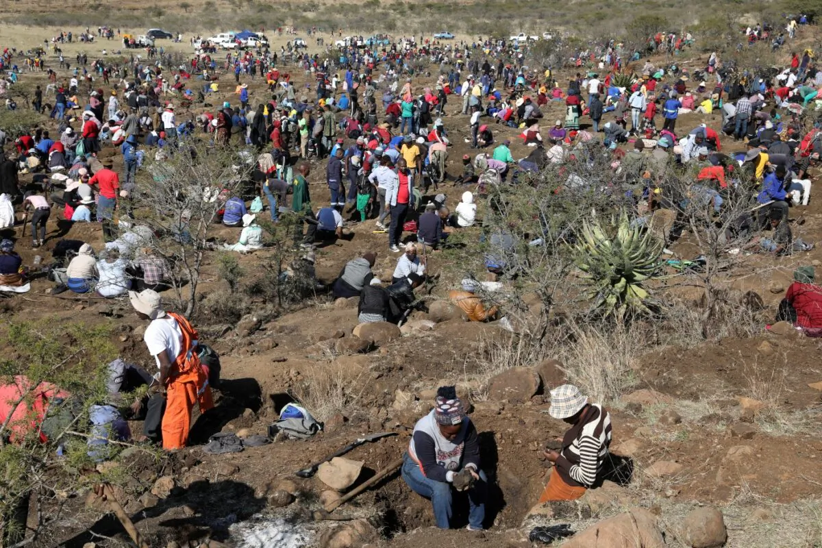 Fortune seekers are seen as they flock to the village after pictures and videos were shared on social media showing people celebrating after finding what they believe to be diamonds, in the village of KwaHlathi outside Ladysmith, in KwaZulu-Natal province, South Africa, on June 14, 2021. (Siphiwe Sibeko/File Photo/Reuters)