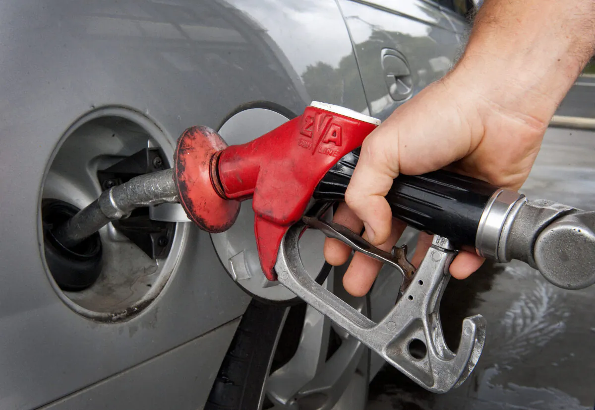 A motorist fills his car at a petrol bowser in Brisbane, Australia on June 2, 2009. (AAP Image/Dave Hunt) 