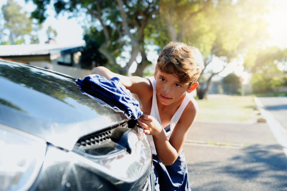 Children can learn about
personal responsibility
from a young age, for
example through chores. (PEOPLEIMAGES/GETTY IMAGES)
