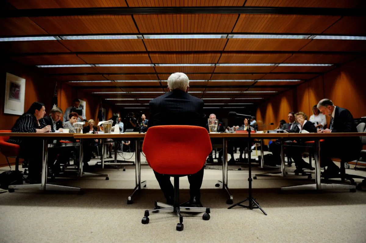 Lobbyist Graham Richardson at the Badgery's Creek NSW parliamentary inquiry in Sydney, Australia on Oct. 19, 2009. (AAP Image/Tracey Nearmy) 