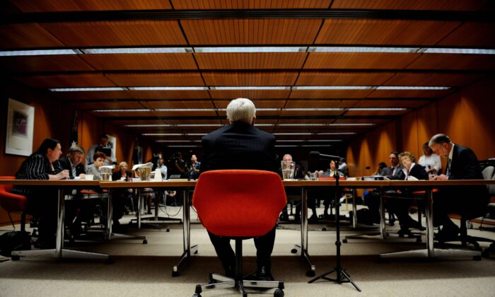 Lobbyist Graham Richardson at the Badgery's Creek NSW parliamentary inquiry in Sydney, Australia on Oct. 19, 2009. (AAP Image/Tracey Nearmy) 