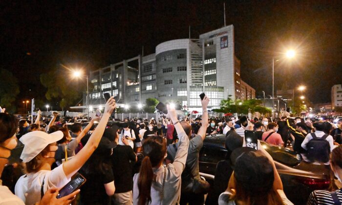 Supporters of Hong Kong newspaper Apple Daily wave their cellphone lights outside of the paper’s headquarters in Hong Kong on June 23, 2021. (Sung Pi-lung/The Epoch Times) 