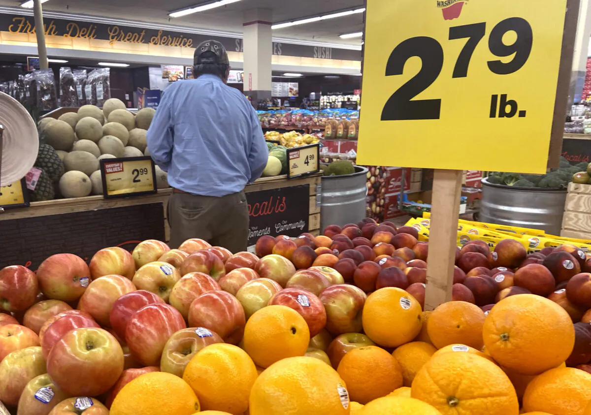 Customers shop for produce at a supermarket in Chicago, Ill., on June 10, 2021. (Scott Olson/Getty Images)