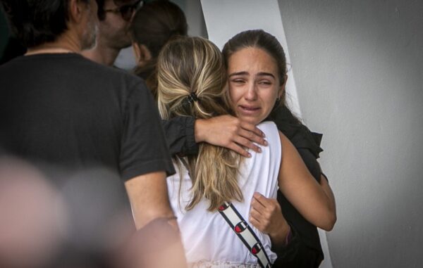 people-hug-building-collapse-incident-miami