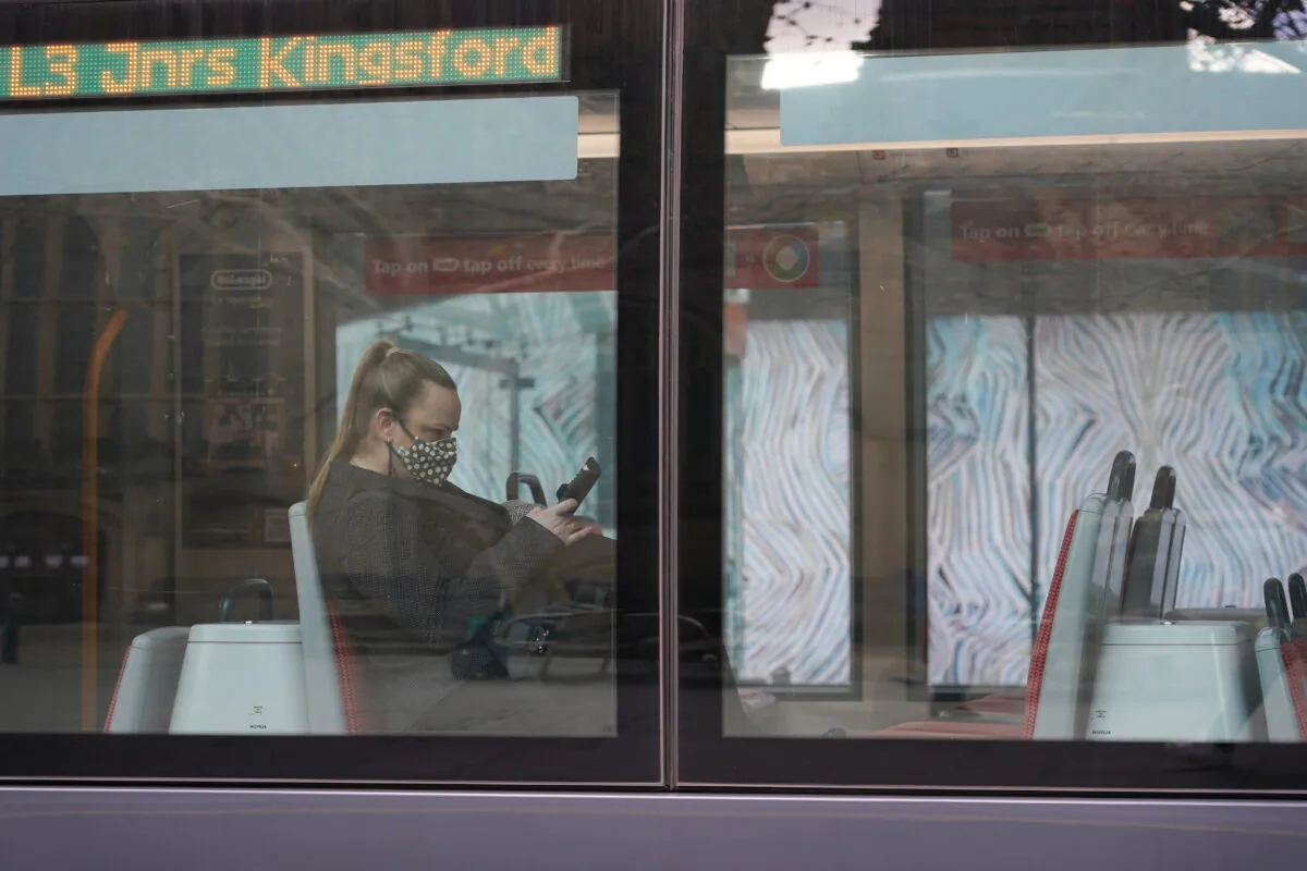 A public transport passenger wears a protective mask in the city centre on the first day of a two-week lockdown to curb the spread of COVID-19 in Sydney, Australia, on June 26, 2021.(Loren Elliott/Reuters)
