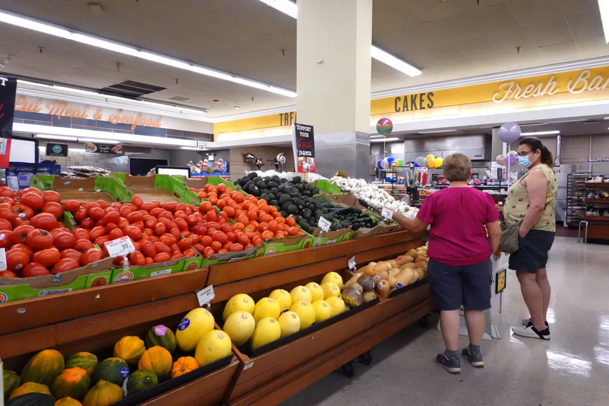 Customers shop at a supermarket in Chicago, Ill., on June 10, 2021. (Scott Olson/Getty Images)