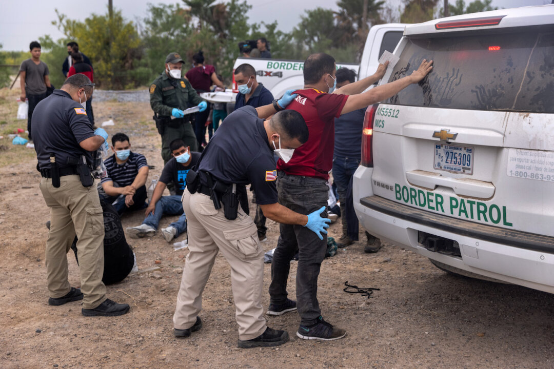 South Dakota, Iowa to Send Law Enforcement Officers to Southern Border