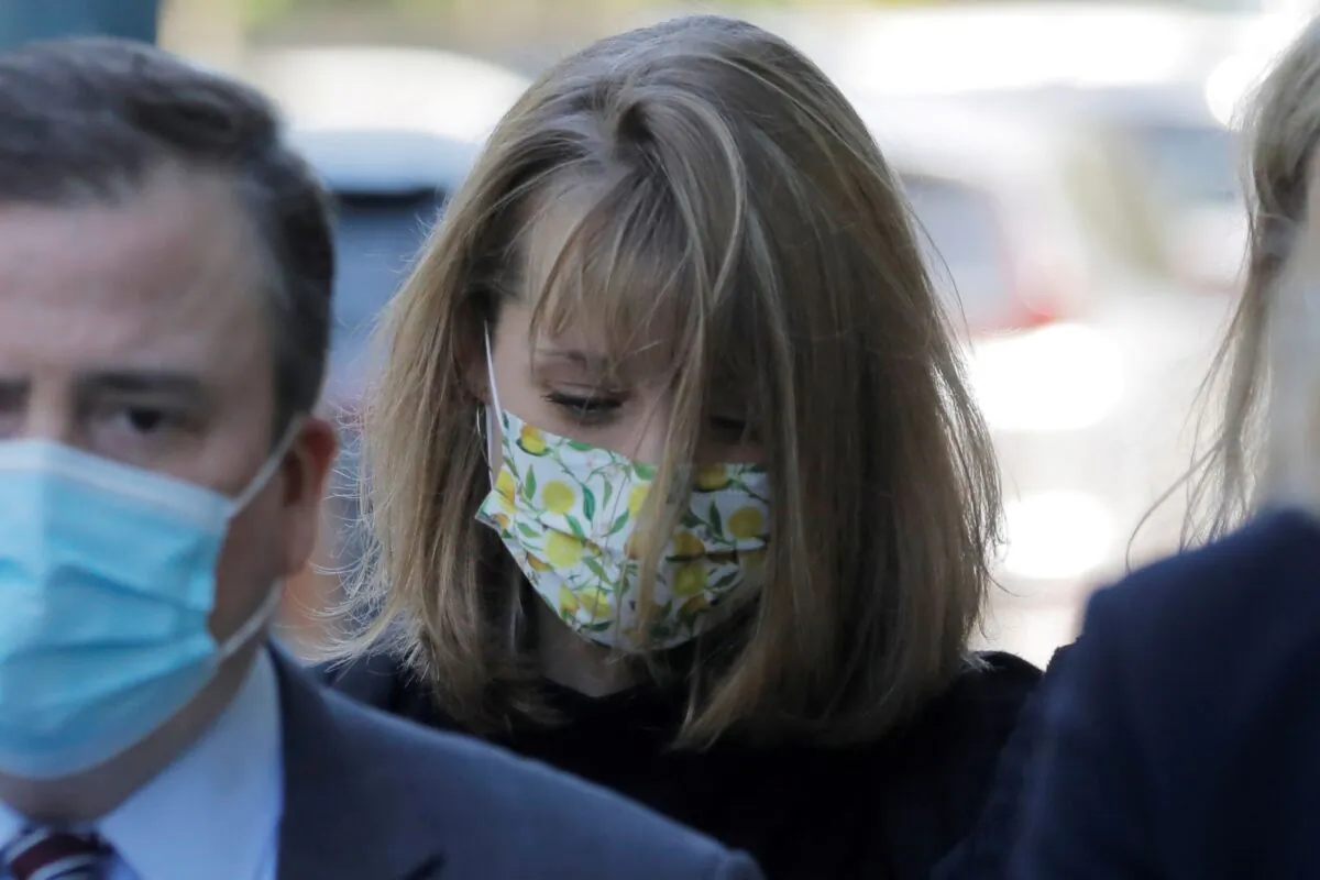 Allison Mack, known for her role in the TV series 'Smallville', arrives with her lawyers to be sentenced for her part in NXIVM cult, at United States Federal Courthouse in Brooklyn, N.Y., on June 30, 2021. (Andrew Kelly/REUTERS)