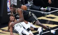 Bucks’ Antetokounmpo Hyperextends Left Knee, Status Unclear