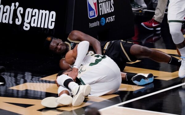 bucks-antetokounmpo-knee-injured
