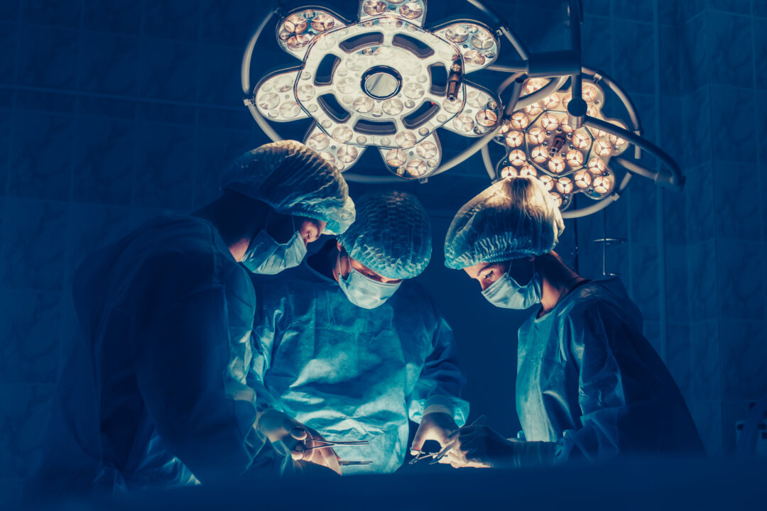 Regulators have long focused on pharmaceutical companies’ payments to doctors, but far less known is the impact
of similar payments from device companies to surgeons. (Satyrenko/Shutterstock)