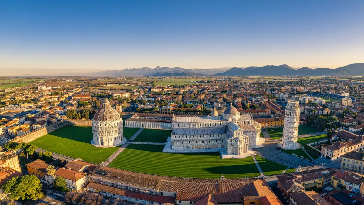The monuments stand on display in the early morning light, serving the people of Pisa and the heavens above. (Guglielmo Giambartolomei/CC BY-SA 4.0)