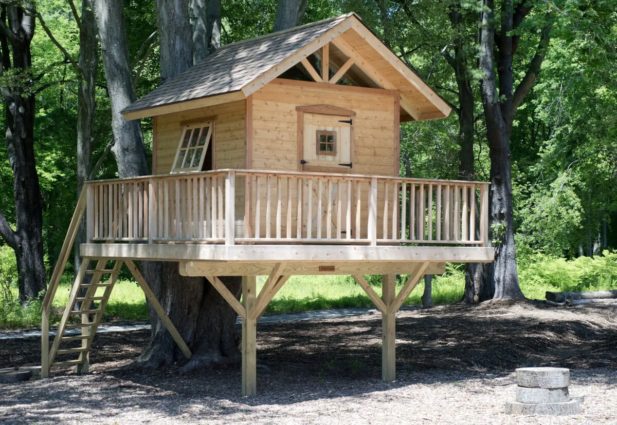 More ambitious DIYers can attempt a full-fledged all-season treehouse. (Simon Jutras)