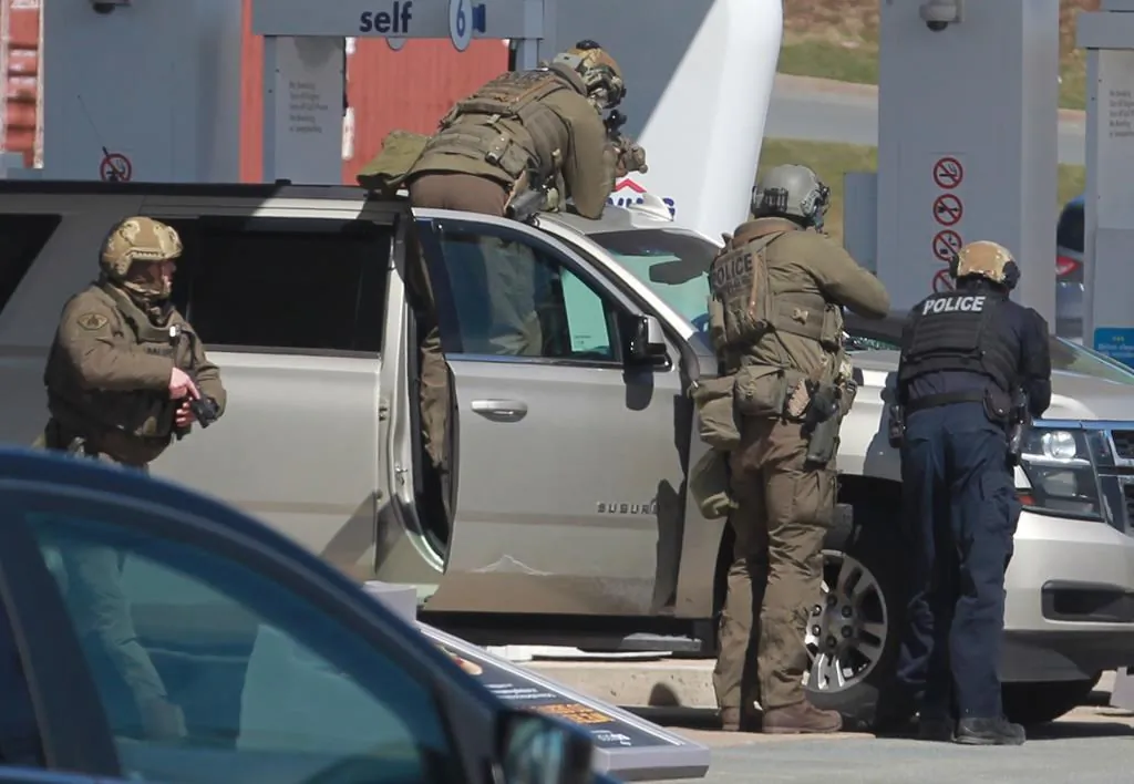 RCMP officers prepare to take a person into custody at a gas station in Enfield, N.S., on April 19, 2020. The RCMP in Nova Scotia have called in the Ontario Provincial Police to investigate the unauthorized release of 911 calls recorded the night a lone gunman started a killing rampage that led to the deaths of 22 people. (The Canadaian Press/Tim Krochak)