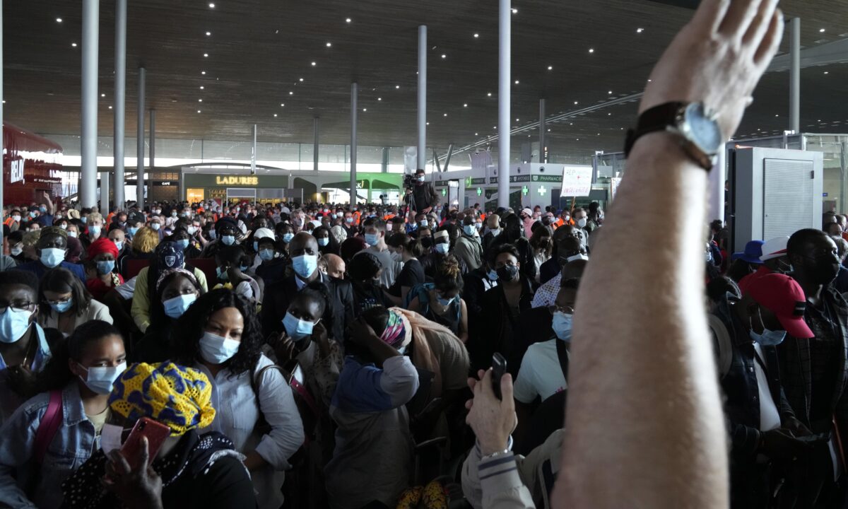 Paris Airport Workers Block Terminal to Protest Pay Cut