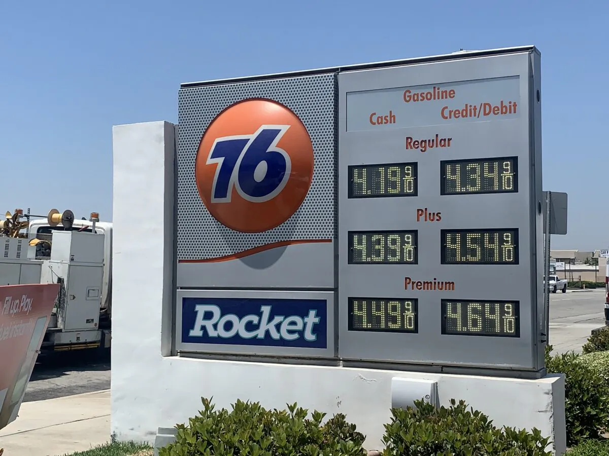 July 1 rates at a gas station in Los Angeles County, Calif. (Linda Jiang/Epoch Times)