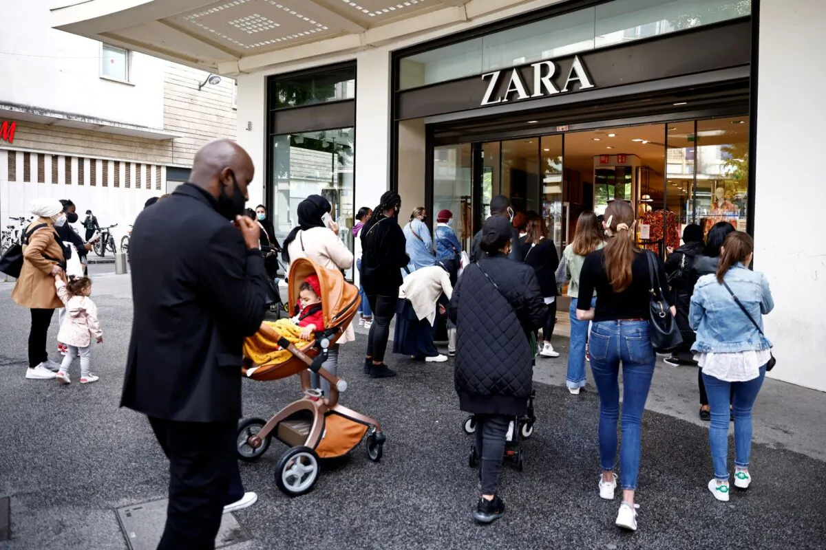 Customers enter a Zara shop in Nantes as non-essential business re-open after closing down for months, amid the coronavirus disease outbreak in France, on May 19, 2021. (Stephane Mahe/File Photo/Reuters)